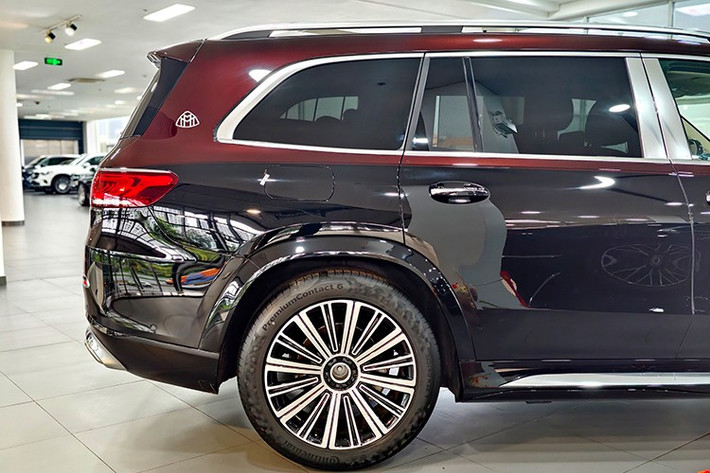 Mức giá xe Mercedes-Maybach GLS 480 đặc biệt gần 10 tỷ đồng, mỗi chi tiết trên xe đều thể hiện đẳng cấp và độ chịu chơi của chủ sở hữu. Riêng chi phí tùy chọn màu sơn này đã lên tới 1,020 tỷ đồng – con số đủ để mua một chiếc Mazda CX-5 2.5L Signature Exclusive (979 triệu đồng).