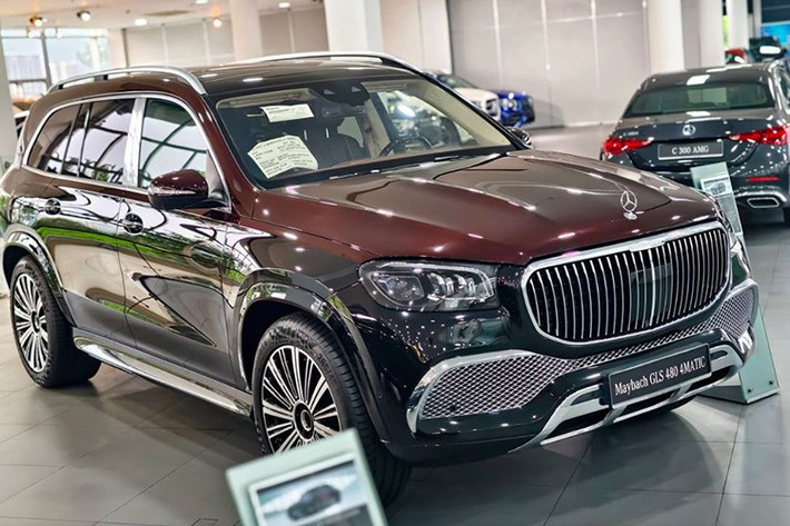 Mercedes-Maybach GLS 480 bản đặc biệt là mẫu xe hiếm hoi tại Việt Nam sở hữu lớp sơn ngoại thất hai tông màu cực kỳ đắt đỏ, vốn chỉ có thể thực hiện thủ công tại xưởng sơn chuyên biệt của thương hiệu Maybach.