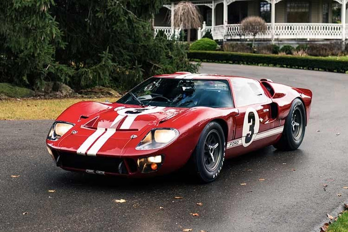 Trông như một người mẫu sải bước trên thảm đỏ tại công viên di sản Osceola, chiếc Ford GT40 MkII Factory Lightweight thực chất là kẻ ngoại lệ trong bảng xếp hạng vốn bị thống trị bởi những chiếc Ferrari. Xe sở hữu khung gầm XGT-3 cũng là chiếc đắt nhất thuộc loại này được bán đấu giá công khai.