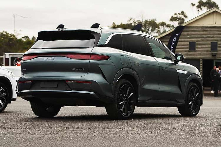 BYD Sealion 8 sở hữu ngôn ngữ thiết kế Dragon Face, nổi bật ở phần đầu xe có đèn pha LED Matrix thông minh, cùng lưới tản nhiệt tối ưu hiệu suất khí động học.