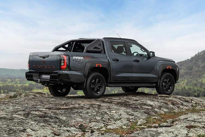 Nội thất bản Pro-4X được chăm chút với ghế ngồi bọc da phối suede, chỉ khâu cam nổi bật và logo dập nổi riêng biệt ở lưng ghế trước. Vô lăng cũng được bọc da với đường chỉ tương tự. Phiên bản này còn trang bị sẵn thanh thể thao phía sau, lót thùng, hỗ trợ đóng mở cốp và móc kéo.