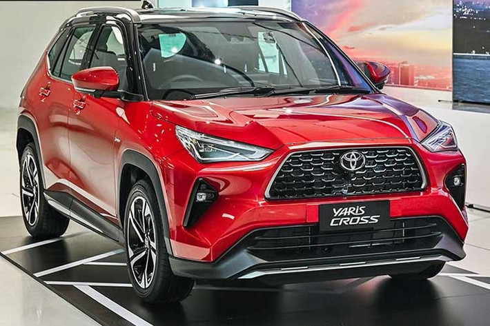 Tại Việt Nam, Toyota Yaris Cross được giới thiệu từ tháng 9/2023 với hai phiên bản V và HEV, trong đó vẫn còn tùy chọn động cơ xăng. Giá bán hiện nằm trong khoảng 650 - 765 triệu đồng. Với việc phiên bản 2026 đã ra mắt tại Thái Lan, khả năng mẫu xe này sớm được đưa về Việt Nam là hoàn toàn có cơ sở.
