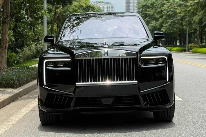 Theo một số nguồn tin mà chúng tôi có được, đây chưa phải là chiếc Cullinan Series II duy nhất tại Việt Nam hiện nay. Thông tin cho biết, một chiếc Cullinan Series II màu trắng khác cũng đã xuất hiện và đang được chào bán trên sàn xe sang để chờ các đại gia rước về.