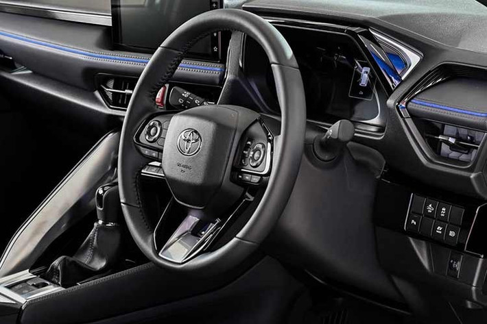 Ngoài ra, việc trang bị tiêu chuẩn gói Toyota Safety Sense (bao gồm cả phanh tự động khẩn cấp, kiểm soát hành trình thích ứng, cảnh báo lệch làn và hỗ trợ giữ làn - vốn trước đây chỉ xuất hiện trên các phiên bản cao), cho thấy Toyota đang chủ động thích nghi với sự thay đổi trong hành vi tiêu dùng.