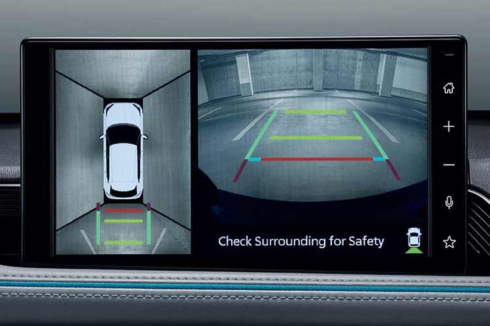 Một thay đổi quan trọng trên Yaris Cross 2026 nâng cấp chính là việc Toyota loại bỏ hoàn toàn tùy chọn động cơ xăng truyền thống tại thị trường Thái Lan. Thay vào đó, tất cả phiên bản đều sử dụng hệ truyền động hybrid, thể hiện rõ định hướng điện hóa của hãng xe Nhật Bản trong phân khúc xe đô thị.