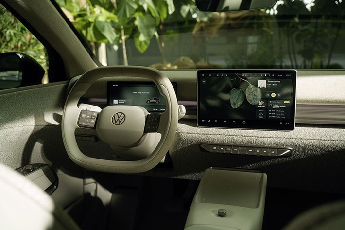 Khoang nội thất của Volkswagen ID. Cross mang nhiều dấu ấn từ mẫu xe concept ID2.all ra mắt năm 2023. Tại đây, xe được trang bị bảng đồng hồ kỹ thuật số 11 inch, vô lăng hai chấu vuông vức và màn hình cảm ứng trung tâm 13 inch đặt nổi. Dưới đó là dãy phím bấm cơ học, giúp khắc phục điểm yếu của các mẫu xe Volkswagen trước đây vốn phụ thuộc quá nhiều vào màn hình cảm ứng. Ngoài ra, xe còn có núm xoay nhỏ kiểu iDrive.