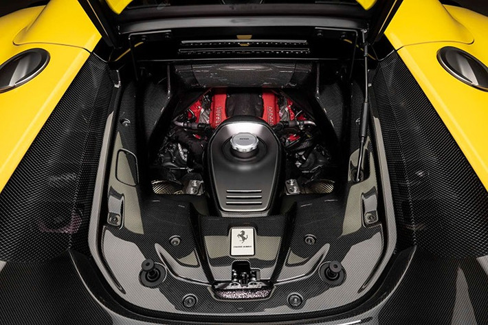 Trái tim của 849 Testarossa Spider chính là khối động cơ V8 tăng áp kép, đã được tái thiết kế toàn diện để đạt công suất cực đại ấn tượng 818 mã lực (830 cv), kết hợp cùng hệ thống hybrid tiên tiến kế thừa trực tiếp từ kinh nghiệm đỉnh cao trong thế giới đua xe của Ferrari.