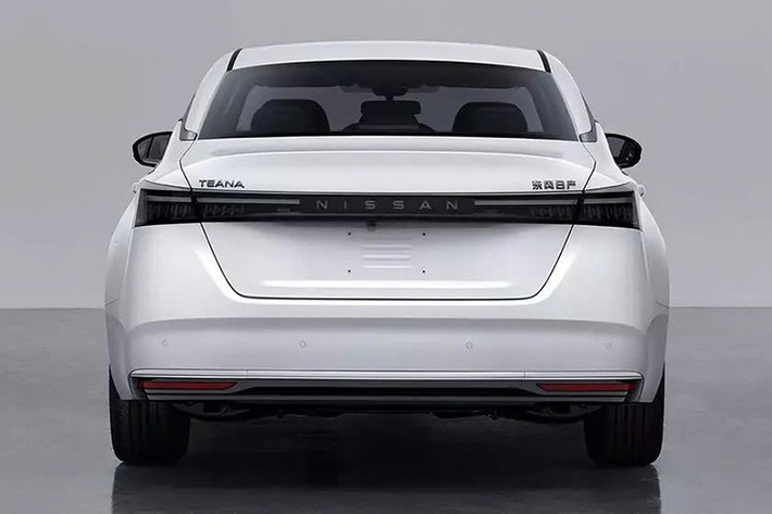 Qua đó, có thể thấy xe lấy cảm hứng thiết kế từ các mẫu sedan điện hóa mới của hãng. Thay đổi dễ nhận thấy nhất nằm ở phía trước. Tại đây, xe được thiết kế lại với cụm đèn pha LED tối màu hơn, kết hợp cùng lưới tản nhiệt rộng hơn, tích hợp dải đèn chạy ban ngày mới và họa tiết tinh tế hơn.