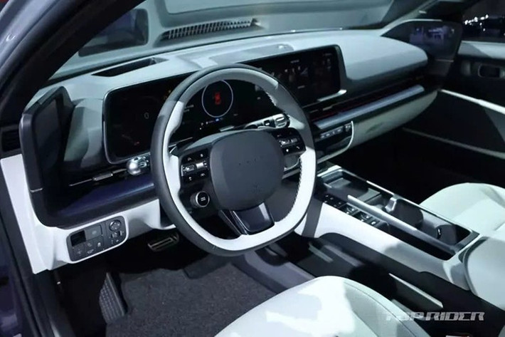 Nhờ đó, Hyundai Ioniq 6 đã trở thành mẫu xe điện có tầm hoạt động xa nhất tại Hàn Quốc. Dù dùng pin lớn hơn, các bản Long Range vẫn có khả năng sạc nhanh DC từ 10%–80% trong 18 phút với bộ sạc 350 kW, cho thấy công suất sạc đầu vào đã tăng nhẹ. Ngoài ra, xe còn có hệ thống phanh tái sinh thích ứng thế hệ 3, sử dụng dữ liệu định vị để điều chỉnh lực phanh, ví dụ tại vị trí có camera bắn tốc độ, gờ giảm tốc hay vòng xuyến.