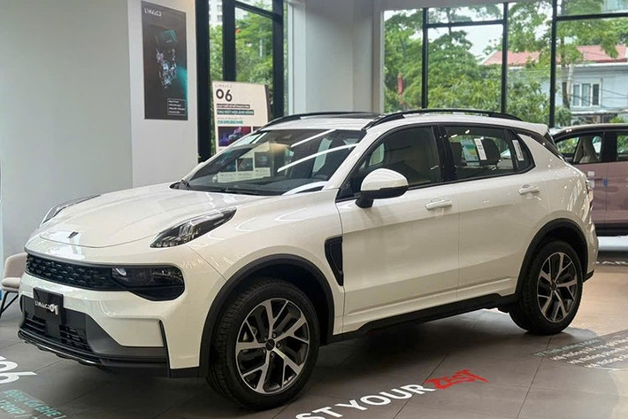 Lynk &amp; Co 01 Hyper 2025 ra mắt thị trường Việt nam với 03 màu sơn ngoại thất nổi bật: Trắng ngọc trai (Crystal White Pearl), Đen ánh kim (Sparkling Black), và Xanh rêu (Mineral Green) hoàn toàn mới – điểm nhấn hiện đại dành cho khách hàng yêu sự khác biệt.