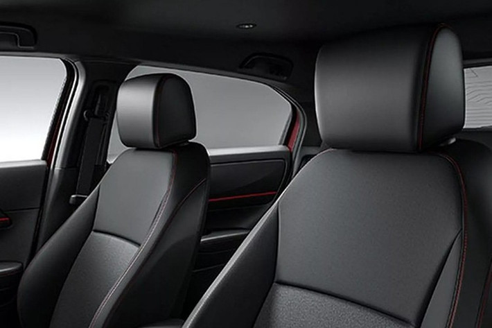 Trang bị tiêu chuẩn trên Vezel RS khá đầy đủ: đèn pha LED, ghế trước và vô-lăng sưởi, điều hòa tự động 2 vùng, sạc không dây, cốp điện rảnh tay và gói an toàn Honda Sensing. Người mua có thể tùy chọn thêm camera đa góc và dàn âm thanh 10 loa cao cấp.