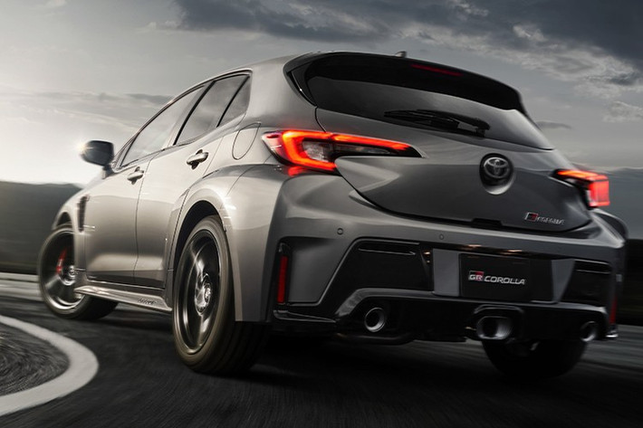 Hệ thống làm mát của xe cũng đã được nâng cấp với cửa gió mới ở khe hút phụ, giúp ổn định nhiệt độ động cơ khi vận hành liên tục ở tải cao.