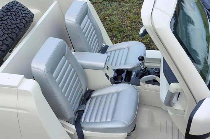Các chi tiết trong nội thất như táp-lô, khu vực bệ trung tâm và các tay nắm,... được giữ nguyên từ bản gốc. Bộ ghế ngồi có màu bạc. Điểm nhấn là hộp số sàn và bánh dự phòng đặt phía sau.