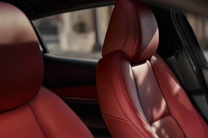 Mazda3 2.5 S Preferred: bổ sung cửa sổ trời chỉnh điện, ghế lái chỉnh điện 8 hướng, ghế sưởi. Bản sedan có tùy chọn nội thất màu “greige”, bản hatchback dùng nội thất đen. Mazda3 2.5 S Carbon Edition: nổi bật với da đỏ, hỗ trợ Apple CarPlay/Android Auto không dây, sạc điện thoại không dây, mâm và gương đen bóng.