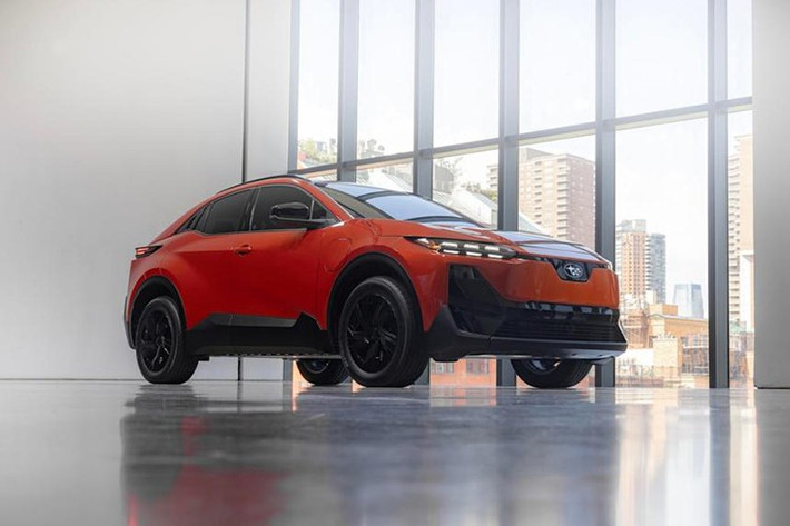 Subaru vừa giới thiệu một mẫu xe SUV điện mới, sẽ gia nhập dòng sản phẩm hiện tại gồm Solterra và Trailseeker. Được gọi bằng cái tên Subaru Uncharted 2026, mẫu xe này là phiên bản song sinh của Toyota C-HR+.