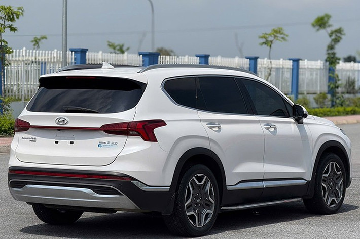 So sánh với các đối thủ cùng phân khúc và tầm giá, mức giữ giá của SantaFe nổi bật rõ rệt. Toyota Fortuner bản 2.4AT 4x2 có giá lăn bánh khoảng 1,25 tỷ đồng vào năm 2023, hiện chỉ còn khoảng 950 triệu đồng trên thị trường xe cũ, tức mất giá hơn 20%. Tương tự, Mazda CX-8 bản Premium từng có giá lăn bánh khoảng 1,3 tỷ đồng, nay giảm xuống còn 930 triệu đồng, cũng ghi nhận mức khấu hao trên 20%.