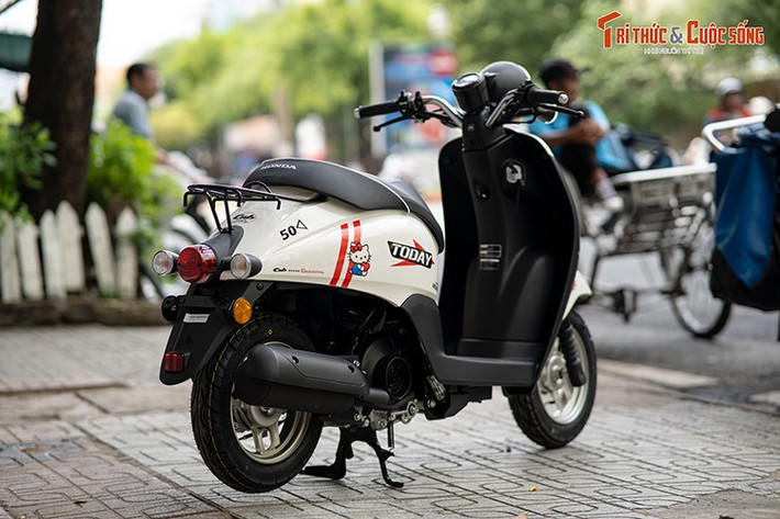 Xe được trang bị hộp số vô cấp CVT, tốc độ tối đa 50 km/h, mức tiêu thụ chỉ 1,8 Lít. Với dung tích bình xăng 4,7 lít, xe có thể di chuyển quãng đường 200 km mà không gặp vấn đề gì.