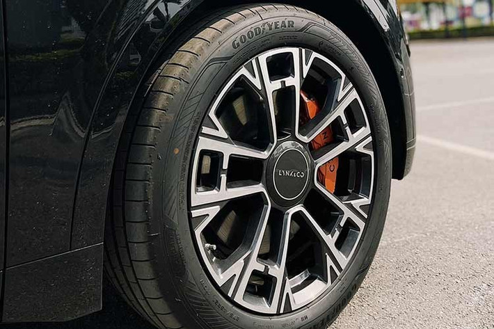 Phần đuôi xe của Lynk &amp; Co 900 cũng có thiết kế màn hình tương tự phía trước. Xe mang ngôn ngữ tạo hình tối giản, bề thế. Hệ thống treo khí nén hai buồng là trang bị tiêu chuẩn của 900, cho phép người dùng nâng hạ, gầm, hoặc tự động điều chỉnh độ cao xe theo tốc độ.