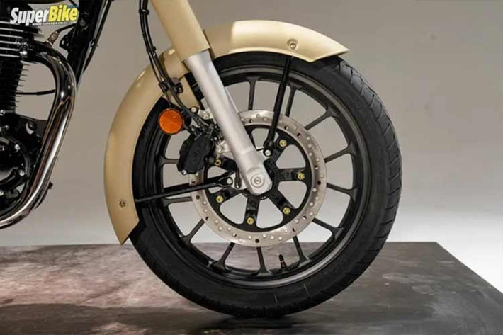 Đặc tính điều khiển của xe được tối ưu theo hướng thân thiện, dễ tiếp cận, phù hợp với cả người mới làm quen mô tô phân khối lớn lẫn những tay lái đã có kinh nghiệm, đang tìm kiếm một mẫu xe mang tính thư giãn và cảm xúc.