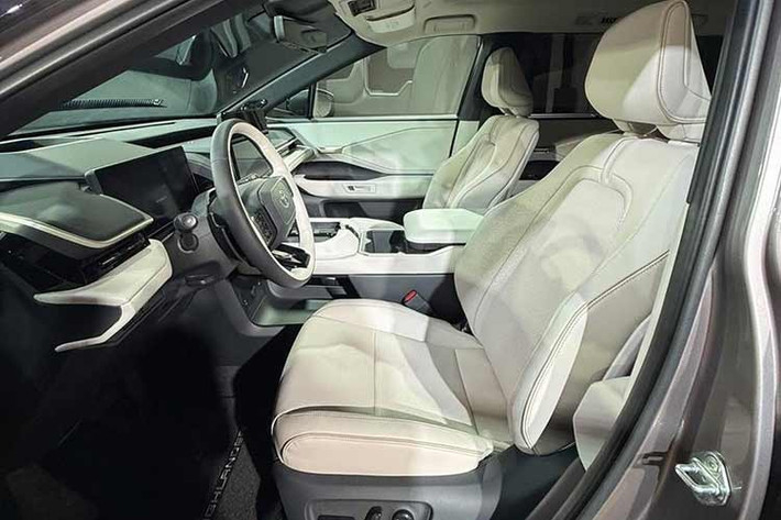 Ghế bọc SofTex, ghế trước có sưởi, đèn viền nội thất 64 màu và cửa sổ trời toàn cảnh – lớn nhất từng có trên xe Toyota – là các trang bị tiêu chuẩn/tùy chọn nổi bật. Hàng ghế thứ hai dạng ghế độc lập (Captain seat) có thể tùy chọn ghế băng để nâng tổng số chỗ ngồi lên bảy.