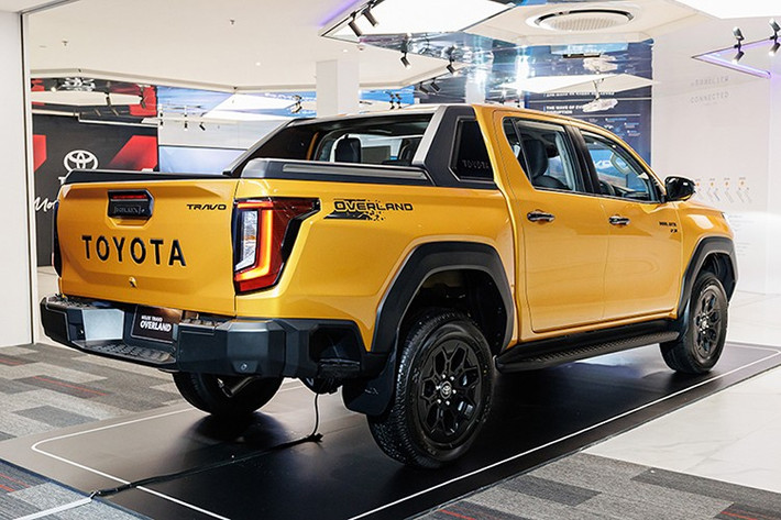 Hilux thế hệ mới duy trì khối động cơ 2.8L diesel tăng áp mã 1GD-FTV, cho công suất tối đa 204 mã lực và mô-men xoắn 500 Nm (hộp số tự động 6 cấp). Phiên bản hộp số sàn giới hạn mô-men xoắn ở mức 420 Nm. Xe có tùy chọn dẫn động cầu sau hoặc hệ dẫn động 4 bánh bán thời gian kèm khóa vi sai sau.