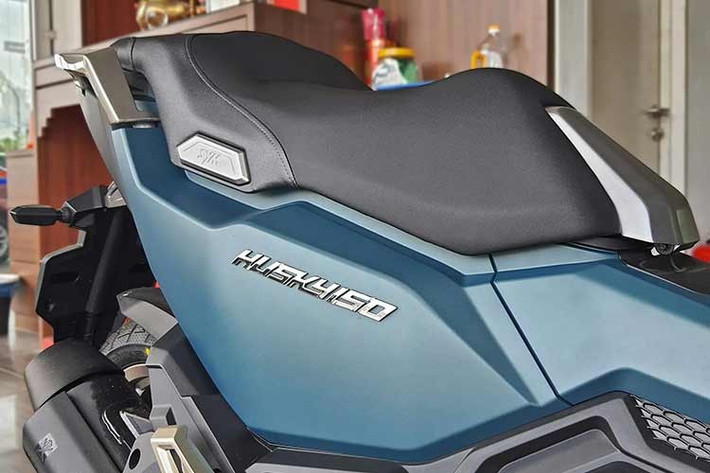 SYM Husky 150 SE 2026 có dung tích bình xăng 15 lít, chiều cao yên 785 mm, phù hợp với thể trạng của đa số người dùng châu Á. Trọng lượng xe ở mức 153 kg, giúp xe giữ được sự cân bằng giữa độ đầm chắc khi chạy tốc độ cao và sự linh hoạt khi di chuyển trong phố.