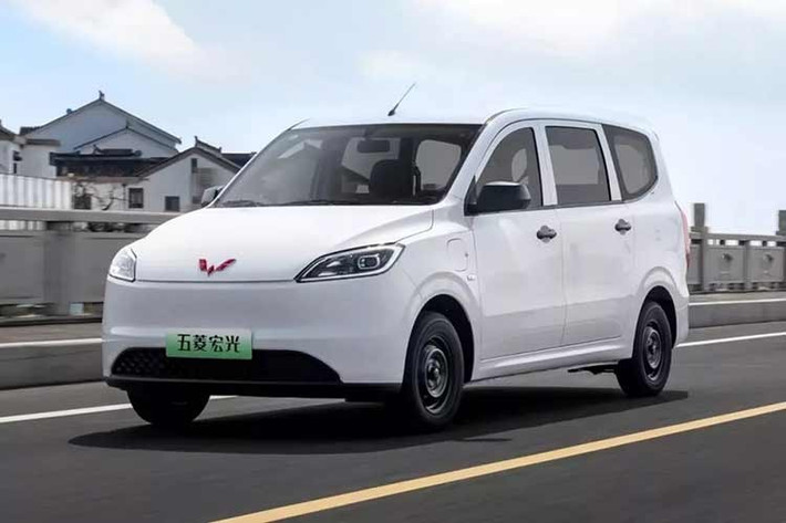 Theo TMT Motors - nhà phân phối xe Wuling chính hãng ở Việt Nam, mẫu xe MPV điện Hongguang EV sẽ chính thức được mở bán trong năm 2026. Hiện chưa rõ xe sẽ được nhập khẩu nguyên chiếc từ Trung Quốc hay lắp ráp trong nước. Trước đó, 2 mẫu xe Wuling Hongguang Mini EV và Bingo đều được TMT Motors lắp ráp tại nhà máy ở Hưng Yên.