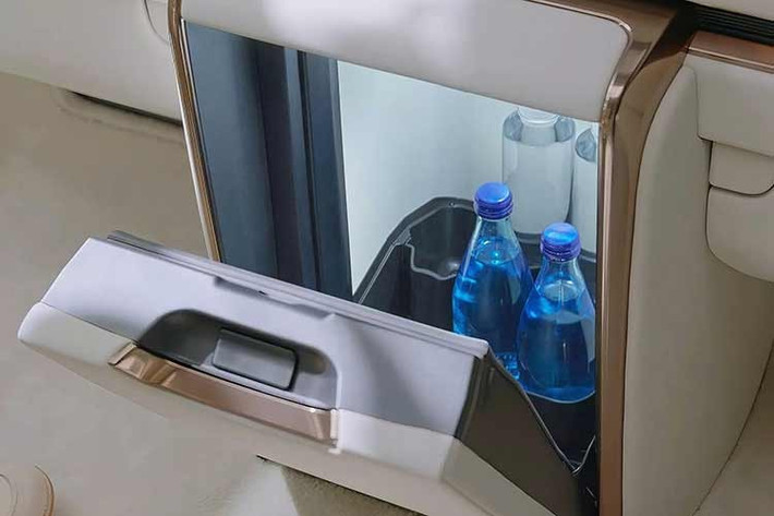 Tại Nhật Bản, Lexus LM500h 2026 hiện đã được mở bán với giá từ 15,2 triệu yên (khoảng 95.700 USD - hơn 2,6 tỷ đồng) cho bản Version L sáu chỗ và 20,3 triệu yên (khoảng 127.800 USD - hơn 4,4 tỷ đồng) cho bản Executive bốn chỗ.