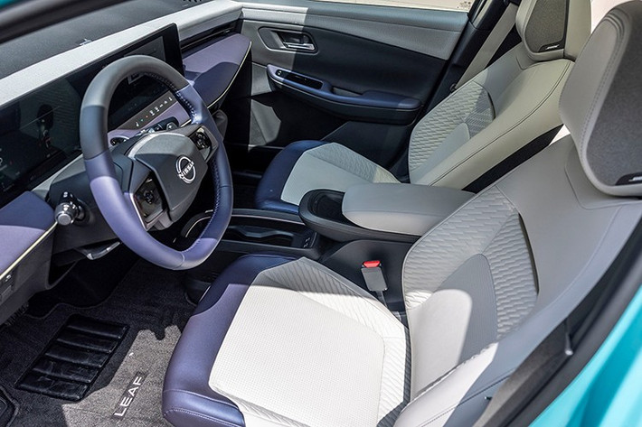 Khoang nội thất của Leaf 2026 được Nissan khẳng định rộng rãi hơn nhờ sàn phẳng và ghế ngồi thiết kế mới. Phía trước, tất cả phiên bản đều có buồng lái kỹ thuật số với cụm màn hình kép 12,3 inch ở hai bản S và S+. Trong khi đó, bản SV+ và Platinum+ được nâng cấp lên màn hình 14,3 inch.