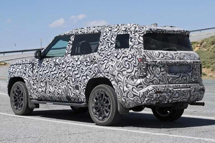 Mitsubishi Pajero nhiều khả năng đi kèm hộp số tự động 6 cấp cùng hệ thống dẫn động 4 bánh toàn thời gian Super Select II – công nghệ đặc trưng của Mitsubishi.