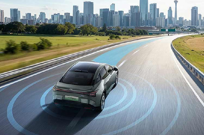 Phiên bản Pro cao cấp nhất được trang bị bộ pin Blade lớn hơn với dung lượng 65,3 kWh, cho phép di chuyển lên đến 383 dặm (616 km) trước khi cần phải cắm sạc lại.