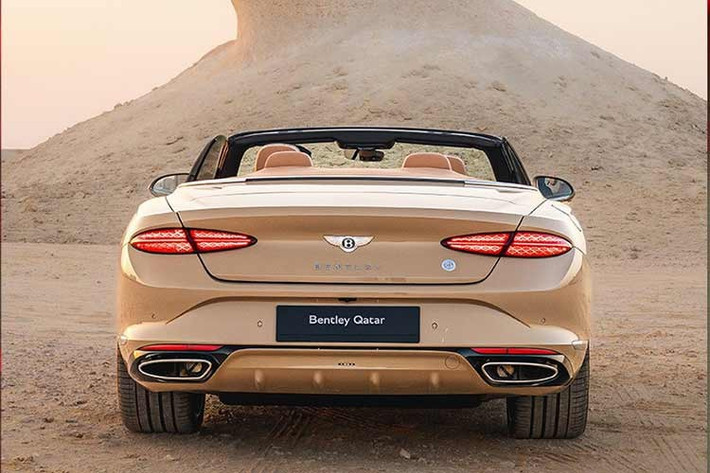 Các chi tiết mạ crôm thường thấy càng làm tăng thêm vẻ sang trọng cho toàn bộ chiếc xe Continental GTC Azure Mulliner Qatar Edition độ bản nhà Bentley. Đáng chú ý là bộ mâm xe có họa tiết hình cánh quạt với lớp hoàn thiện màu bạc để phù hợp hơn với lớp sơn tinh tế đó.