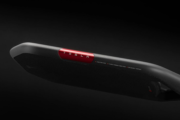 Những phát hiện sâu rộng về khí động học từ Tesla đã được chuyển hóa thành hình dáng kéo dài đặc trưng của vợt, kết hợp với chu vi không cạnh và lỗ hổng cổ vợt (một tính năng đã có trong các mẫu Selkirk trước đây nhưng được tối ưu hóa). Toàn bộ quá trình lắp ráp vợt được thực hiện tại Mỹ, và sản phẩm đã đạt chứng nhận USAP (Hiệp hội Pickleball Hoa Kỳ).