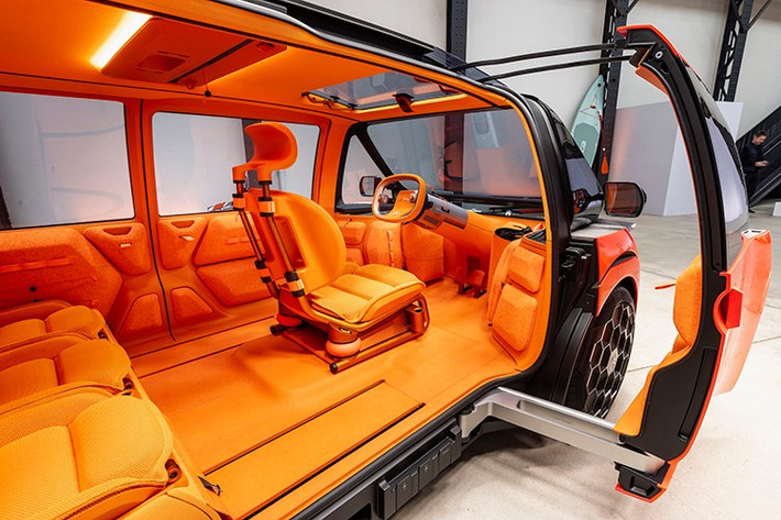 Nhưng đó không phải là những cải tiến duy nhất mà ELO mang lại. Các nhà thiết kế người Pháp đã thực hiện một bước đi táo bạo với mẫu xe này, khi loại bỏ hoàn toàn bảng điều khiển. Bạn tự hỏi, tất cả những yếu tố mà người lái cần để điều khiển xe sẽ được đặt ở đâu? Đó chính là cột lái, được đẩy về phía trước hết mức có thể để tạo thêm không gian, đồng thời cũng là nơi chứa các ngăn đựng đồ.