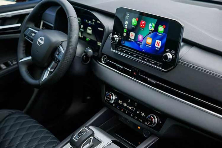 Về mặt an toàn và hỗ trợ lái, Nissan trang bị cho Rogue PHEV hàng loạt công nghệ tiên tiến như hệ thống hỗ trợ lái bán tự động ProPILOT Assist, kiểm soát hành trình thích ứng thông minh, camera 360 độ tích hợp phát hiện chuyển động...