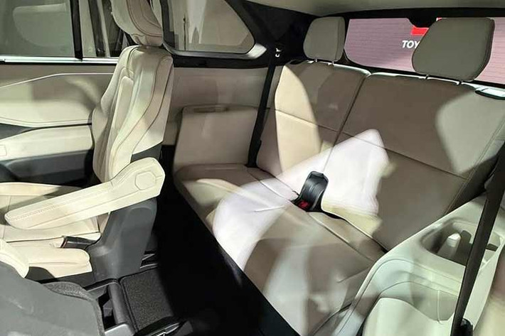 Highlander EV 2027 sử dụng hệ truyền động điện hoàn toàn với nhiều cấu hình. Phiên bản XLE dẫn động cầu trước sử dụng pin 77 kWh, cho công suất 221 mã lực, mô-men xoắn 198 lb-ft và phạm vi hoạt động 287 dặm (462 km). Phiên bản AWD sử dụng cùng loại pin cho phạm vi 270 dặm, hoặc tùy chọn nâng cấp lên pin 95,8 kWh cho tầm hoạt động 320 dặm (515 km).