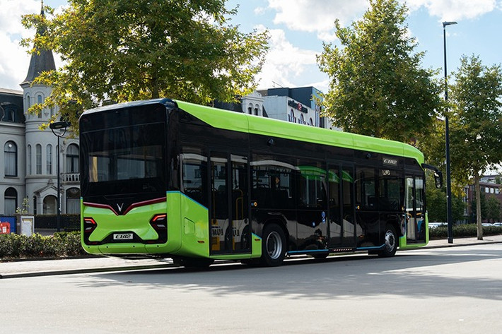 Mẫu xe buýt điện VinFast EB 12 có kích thước dài x rộng x cao lần lượt là 12,11 x 2,55 x 3,33 mét, tải tối đa 90 hành khách gồm 35 ghế ngồi, 54 chỗ đứng và một chỗ cho xe lăn. So với EB 10 đang phục vụ tại Việt Nam, EB 12 có sức chứa nhiều hơn 18 người.