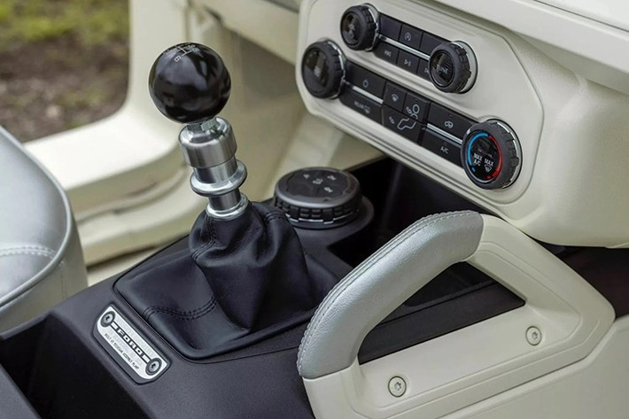 Điểm nhấn phần hông xe là không có cửa, kết hợp với bộ mâm Fifteen52, hốc bánh sau sơn màu đỏ cùng với logo Ford sơn màu đỏ. Phần cản trước và sau của Bronco Roadster Concept lấy cảm hứng từ mẫu xe Retro. Các kỹ sư của Ford đã giản lược ghế ngồi, tinh gọn sàn xe, tạo ra khoang sau thực dụng đúng kiểu nguyên bản.