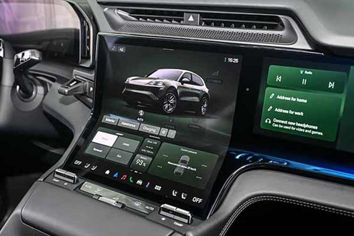 Cần số bố trí phía bên phải, có thiết kế đơn giản. Ngoại trừ hai chi tiết này, nội thất đều sử dụng vật liệu da mềm và độ hoàn thiện chắc chắn. Ghế ngồi thiết kế ôm người, hỗ trợ tốt khi vận hành. Trung tâm bảng táp-lô là màn hình cong cỡ lớn. Bên dưới là các phím điều chỉnh nhiệt độ nhanh, các thiết lập điều hòa nâng cao được tích hợp vào giao diện màn hình.