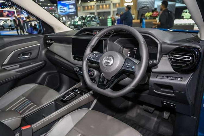 Tương tự ngoại thất, nội thất của Nissan Kicks 2026 cũng đã được thiết kế lại ở khu vực nội thất, mang lại không gian hiện đại và dễ sử dụng hơn. Thiết kế mới trải dài từ bảng táp-lô, cụm điều khiển trung tâm đến tapi cửa và cửa gió điều hòa, tạo sự gọn gàng, thuận tiện. Vô lăng bọc da có mặt trên tất cả các phiên bản.