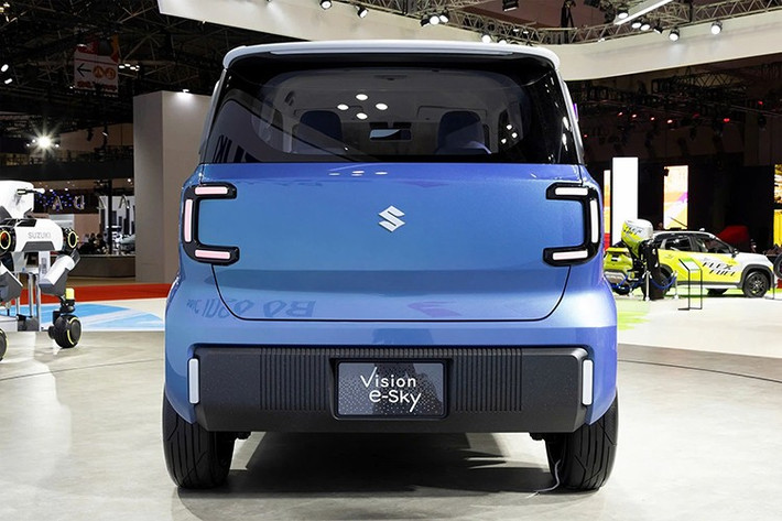 Hiện tại, thông tin chi tiết về mẫu xe điện này vẫn còn khá ít. Hãng Suzuki xác nhận Vision e-Sky có phạm vi di chuyển tối đa hơn 270 km. Đây là con số ấn tượng đối với một mẫu xe điện như Suzuki Vision e-Sky.