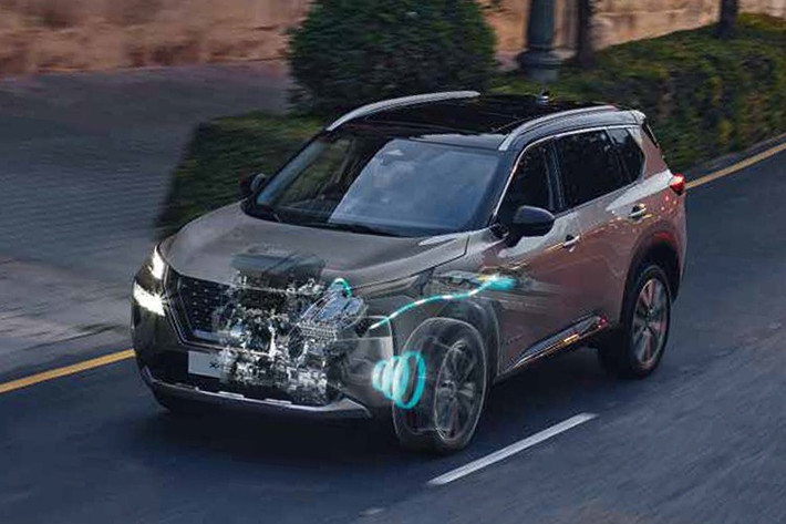 Sự kết hợp này tạo nên hệ dẫn động e-4ORCE 4WD, cho phép X-Trail thích ứng linh hoạt với nhiều loại địa hình. Xe sử dụng khung gầm C-SUV, cạnh tranh trực tiếp với những cái tên đình đám như Honda CR-V hay Toyota RAV4.