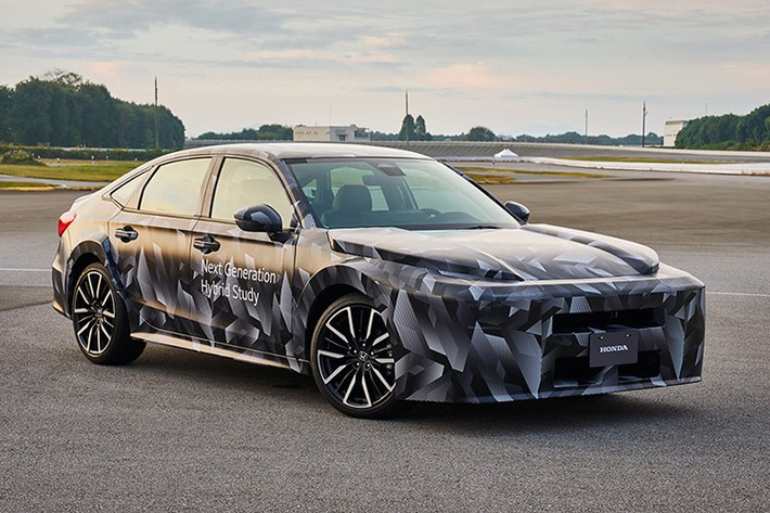 Theo lộ trình của Honda, các mẫu xe HEV thế hệ mới sẽ bắt đầu ra mắt từ năm 2027, bao gồm Civic thế hệ mới, với khung gầm được thiết kế lại hoàn toàn. So với thế hệ hiện tại, nền tảng mới nhẹ hơn khoảng 90 kg nhờ kỹ thuật tối ưu hóa khả năng chịu xoắn thân xe, giúp cải thiện độ ổn định và độ bám đường khi vận hành.