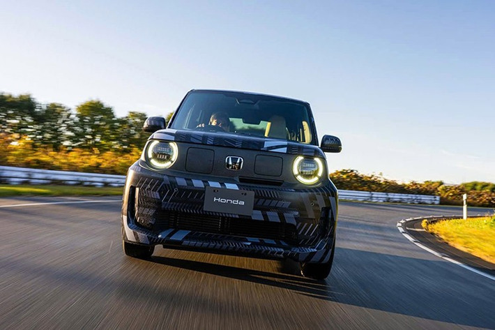 Với khung gầm hybrid nhẹ và linh hoạt, hệ truyền động mạnh mẽ và mẫu xe điện đô thị giàu cá tính, hãng xe Nhật đang định hình lại tương lai của phương tiện điện hóa theo cách rất riêng – vẫn giữ được niềm vui cầm lái, dù là xe xăng, hybrid hay điện hoàn toàn.