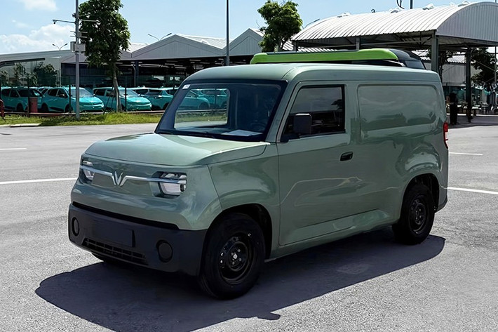 Mới đấy, một chiếc xe tải điện VinFast EC Van 2026 mới bất ngờ được đưa về đại lý với ngoại hình không có lớp ngụy trang khiến cộng đồng mê xe đặc biệt quan tâm khi lần này đã lộ rộ ngoại thất.