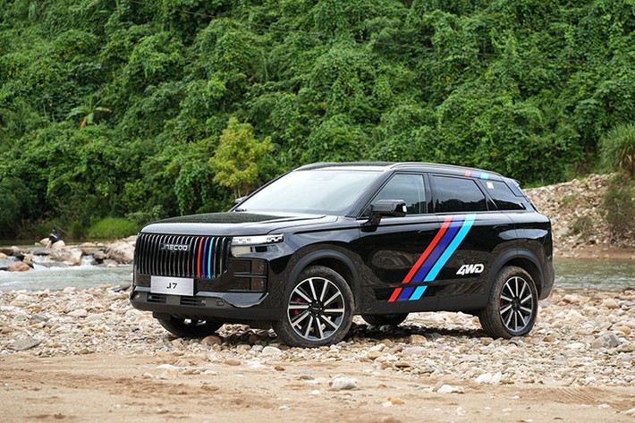 Cụ thể Việt Nam, Honda CR-V AWD hiện có giá 1,25 tỷ đồng trong khi con số tương ứng của Mazda CX-5 2.5L Signature dao động từ 959 - 979 triệu đồng, Kia Sportage 1.6 Turbo Signature AWD là 994 triệu và Hyundai Tucson 1.6 Turbo là 979 triệu đồng.