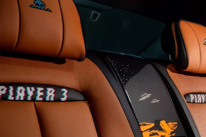 Bên trong xe, bảng táp-lô phía ghế phụ được thiết kế lại để gợi nhắc Laser Base - một trong những tựa game bắn súng đầu tiên. Chi tiết này tích hợp 85 bóng LED tạo hình phi thuyền bên dưới logo Ghost, trong khi hệ thống LED xung quanh được sắp xếp lại để tạo cảm giác phi thuyền đang lao xuyên qua dải sao.