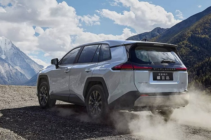 Các trang bị đáng chú ý bao gồm: cửa sổ trời toàn cảnh, ghế da semi-aniline có sưởi và thông gió, điều hòa tự động hai vùng, đèn nội thất 64 màu, nhận diện khuôn mặt, điều khiển bằng giọng nói và khoang hành lý dung tích 749 lít.