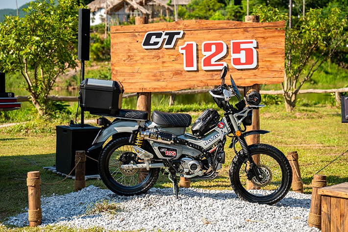 Honda CT125 2025 sở hữu kích thước dài x rộng x cao lần lượt 1.961 x 805 x 1.085 mm, khoảng cách giữa 2 trục bánh xe đạt 1.258 mm. Khối lượng bản thân CT125 ở mức 117 kg, khoảng sáng gầm xe 165 mm còn chiều cao yên xe là 800 mm.