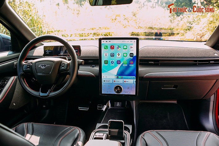 Nội thất Ford Mustang Mach-E được trang bị các vật liệu cao cấp. Hàng ghế trước trang bị chỉnh điện 10 hướng với ghế lái hỗ trợ nhớ vị trí. Hàng ghế sau có thể gập 60/40 với tựa tay trung tâm và giá để cốc.